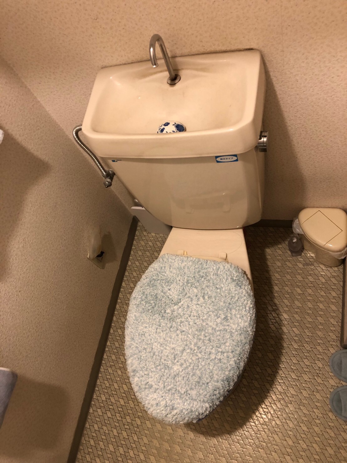 トイレ交換に伴うクロスと床の貼り替え